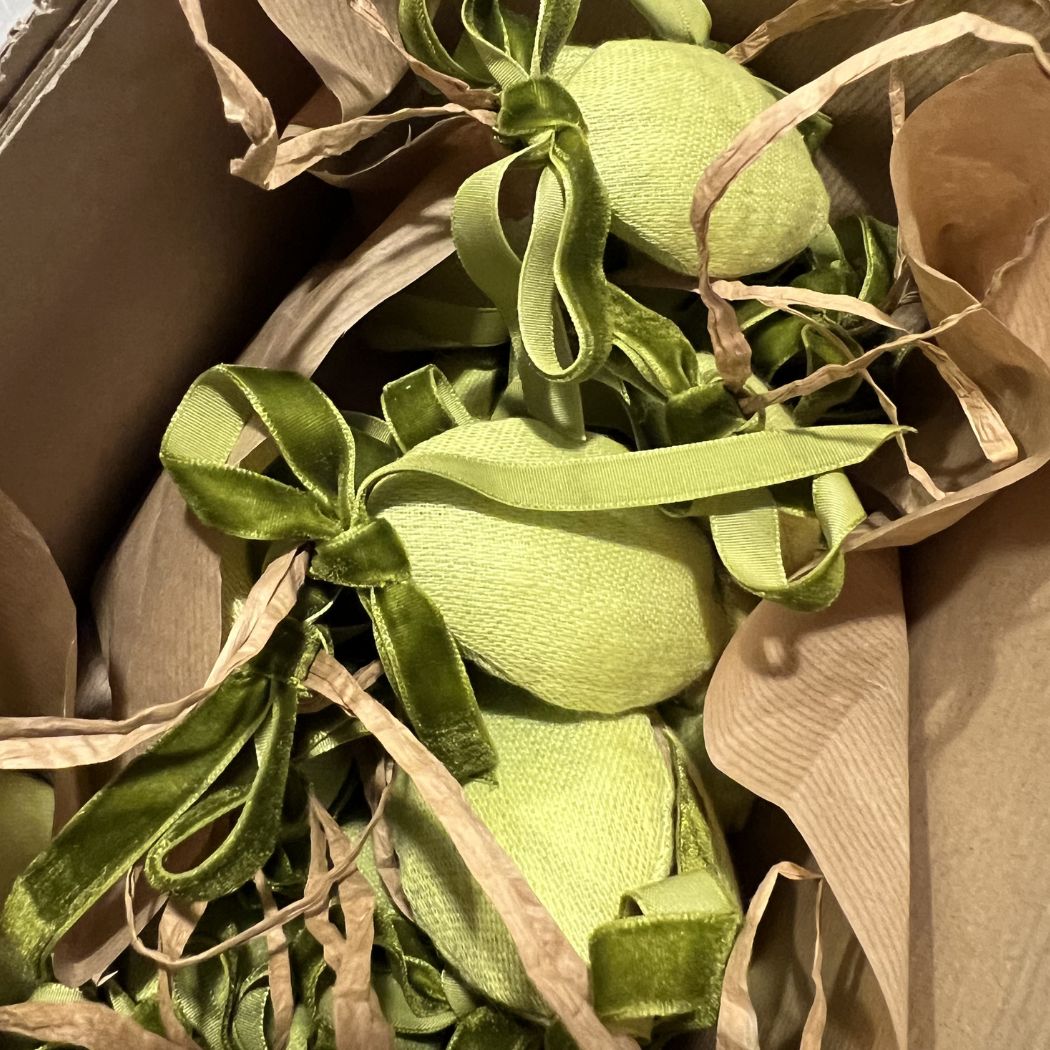 Påskeæg i hør med veloursløjfe