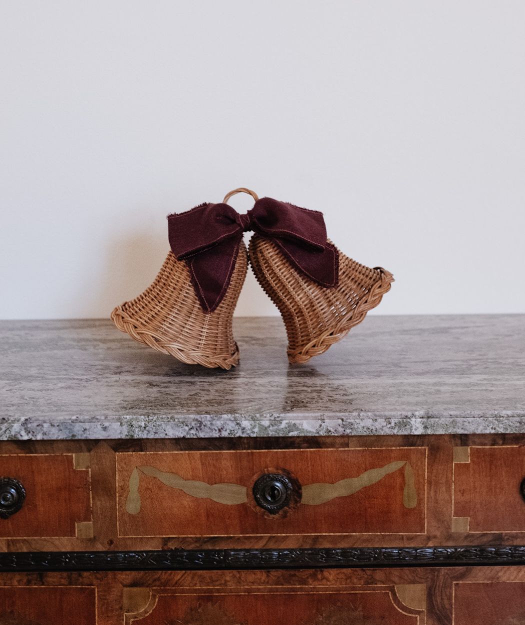 Juleklokke med rød sløjfe